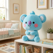 Peluche compagnon pop modèle bleu koala doux en peluche bleu clair avec joues roses et nez violet sur étagère blanche