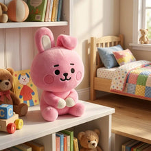 Peluche compagnon pop modèle rose peluche compagnon rose en peluche douce avec oreilles blanches assise sur une étagère