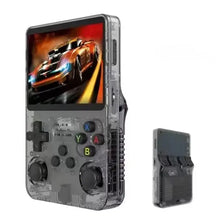 Console jeux rétro portable transparent gris avec jeux inclus affichant un jeu de course coloré sur écran