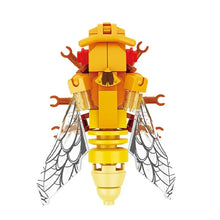 Robotique cigale jaune et rouge réalisée en construction lego moc avec ailes transparentes à nervures noires