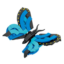Un papillon lego moc construction en bleu et noir avec des points jaunes sur les ailes en lego de construction