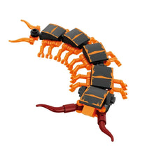 Construction lego moc insecte avec mille-pattes en plastique orange et noir avec segments rouges à la queue