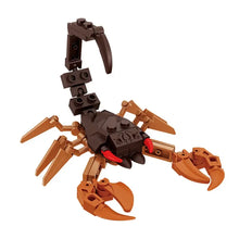 Détail d un lego moc scorpion marron et rouge avec membres articulés et queue segmentée construction lego moc insecte