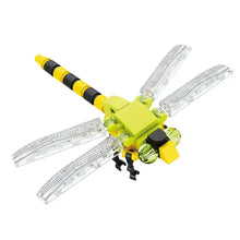 Construction lego moc insecte modèle de libellule en lego vert lime et jaune avec ailes transparentes à motif de grille
