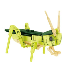 Détail d’un moc insecte construction lego d’un sauterelle articulée vert lime et beige avec pattes et antennes mobiles
