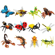 Une collection vibrante de construction lego moc avec des briques insectes colorées et un papillon bleu noir à taches jaunes
