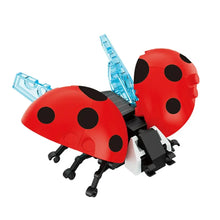 Construction lego moc insecte en forme de coccinelle rouge et noire avec des ailes translucides bleues en briques lego