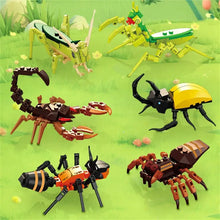 Ensemble construction lego moc insecte coloré comprenant sauterelle mante scorpion scarabée guêpe et araignée en lego moc