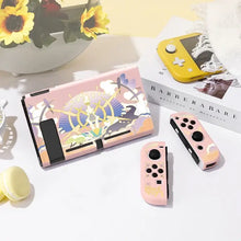 Coque de protection pastel rose pour console portable hybride avec illustration anime personnage tenant un éventail et joy-con assortis