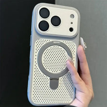 Coque de téléphone magnétique gris clair à finition mate avec support intégré et design perforé vue arrière