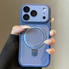 Coque de téléphone magnétique bleue avec finition mate, support intégré et grille de haut-parleur perforée vue arrière