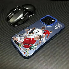 Coque iphone football ronaldo bleu avec illustration dynamique de joueurs de football et design stylisé numero 7 au dos