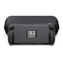 Console Nintendo Switch 2 noire avec poignée texturée et fini mat devant sa coque standgrip savage raven protectrice noire
