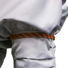 Une ceinture tressée orange et or en corde ceinturant la taille d’un costume cosplay clown penny blanc