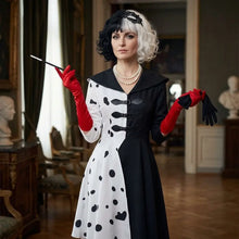 Robe costume cosplay cruella noire et blanche à pois avec col haut, fermetures à boucles noires, gants rouges et noirs longs