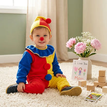 Enfant porte un costume de clown coloré rouge bleu et jaune avec un chapeau assorti pour que l’enfant pourra s’amuser
