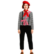 Femme portant un costume femme clair obscur avec un béret rouge dans la collection clair obscur expedition 33