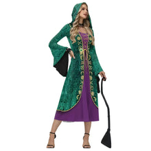 Cape à capuche en velours vert émeraude avec broderies dorées sur robe violette costume halloween hocus pocus femme