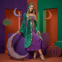 Manteau à capuche en velours vert émeraude avec broderie dorée et laçage sur robe violette costume halloween hocus pocus femme
