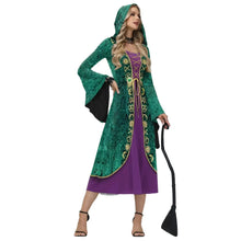 Cape à capuche en velours vert émeraude avec motifs brodés or sur robe violette costume halloween hocus pocus femme