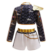 Costume k-pop pour filles avec veste à paillettes noire à détails dorés, chaînes et épaulettes, short blanc et ceinture dorée