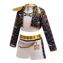 Veste à paillettes noire et dorée avec épaulettes métalliques et short blanc ceinturé chaîne dorée costume k-pop filles