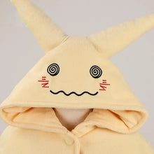 Veste à capuche en peluche crème avec yeux en spirale brodés, joues rouges et sourire ondulé costume mimiqui pokemon adulte