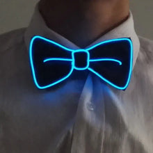Cravate lumineuse de fête modèle b sous forme de nœud papillon bleu à fil électroluminescent avec clignotement lent portée sur chemise blanche