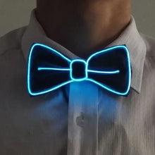 Cravate lumineuse de fête modèle B avec fil électroluminescent bleu à clignotement lent portée sur chemise claire