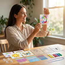 Kit créatif 2-en-1 avec gemmes autocollantes featuring un motif licorne coloré à crinière et queue arc-en-ciel sur fond à pois
