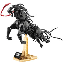 Cheval mutant noir et rouge venom en briques plastiques avec éléments mobiles sur base beige plaque mutant house 998 pièces