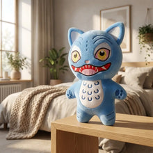 Peluche créature fantastique bleue avec yeux jaunes, dents rouges et ventre blanc orné de lunes bleues pour chasseurs