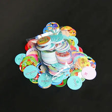 Pile de 100 pogs looney tunes colorés avec personnages cartoon et texte pour tazos à collectionner
