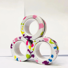 Lot de 3 anneaux magnétiques à manipuler avec motifs abstraits colorés sur base blanche pour détente et concentration