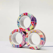 Lot de 3 anneaux magnétiques à manipuler avec rouleaux de washi tape colorés et motifs variés empilés en triangle