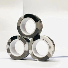 Lot de 3 anneaux magnétiques à manipuler camouflages noir et argent empilés en formation triangulaire