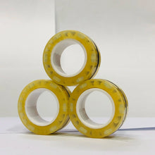 Lot de 3 anneaux magnétiques à manipuler avec ruban adhésif transparent jaune empilé en triangle