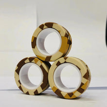 Lot de 3 anneaux magnétiques à manipuler en beige et marron avec motifs géométriques et surface lisse brillante