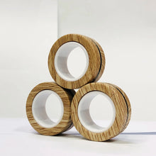 Lot de 3 anneaux magnétiques à manipuler en bois naturel avec grain visible et doublure intérieure blanche