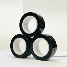Lot de 3 anneaux magnétiques à manipuler noirs et blancs disposés en formation triangulaire pour détente et concentration