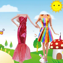 Barbie portant une robe sirène rouge scintillante en tulle dans un lot de 30 vêtements pour la garde-robe d’une poupée