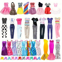 Lot de 30 vêtements et accessoires colorés pour la garde-robe d’une poupée 30 cm avec robes et tenues variées