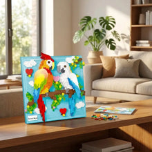 Tableau perroquets vibrant en construction 3d avec deux perroquets colorés en briques plastiques contre ciel bleu