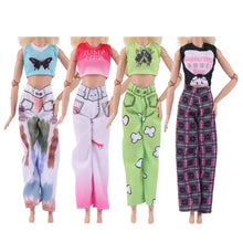 Lot de 4 vêtements style années 2000 pour poupée 30 cm avec tops courts et pantalons larges imprimés colorés