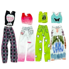 Lot de 4 vêtements style années 2000 pour poupée 30 cm avec pantalons et débardeurs colorés à motifs variés