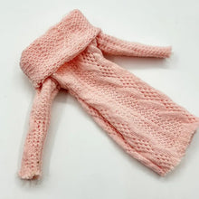 Lot de 4 robes-pulls pour poupée 30 cm avec écharpe rose délicate en aspect tricoté pour garde-robe miniature