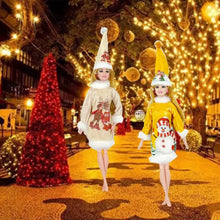 Deux poupées barbie habillées en tenues de noël en tissu peluche beige et jaune pour fête aux poupées