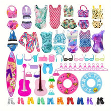 Un lot de 40 accessoires de plage pour poupée 30 cm avec une planche de surf rose vif et poignées violettes idéal pour vacances miniatures et déguisement carnaval