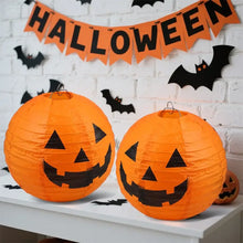 Lot de cinq lanternes citrouille halloween en papier orange avec découpes triangulaires noires pour yeux et bouche