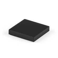 Boîte carrée noire mat contenant un lot de 50 tuiles de construction lisses 2 × 2 pour déguisement carnaval